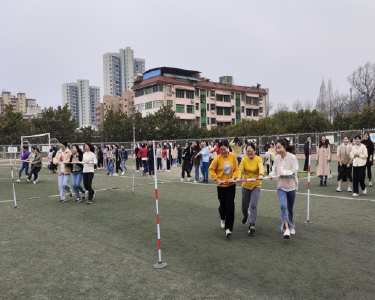 南漳县第一中学举行庆“三八”趣味体育活动