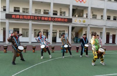 县残联妇女干部献爱心捐献活动                              