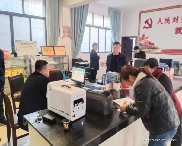 南漳县人社局主动上门为村民更换社保卡