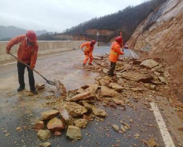 南漳县公路中心紧急清理塌方保畅通