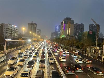 【热点关注】机动车突破430万台 拥堵指数居全国前列 江城通勤路漫漫 如何才能不“添堵”