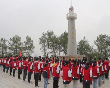 南漳县职教中心师生祭扫荆山烈士陵园