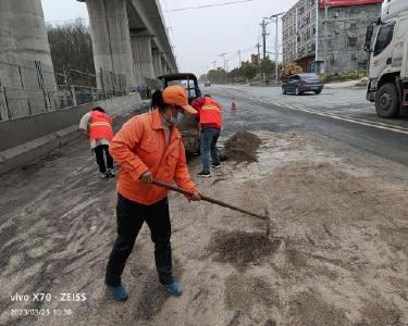 南漳县公路中心及时清除305省道路面抛洒砂子