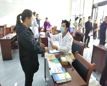 南漳县：“侨爱心·光明行”暖侨行动走进企业