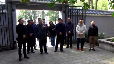 市委台办领导带领台湾嘉宾一行来我县参访张自忠将军衣冠冢