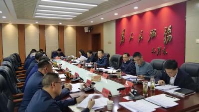 陈栋主持召开县政府党组中心组学习暨县政府常务会议