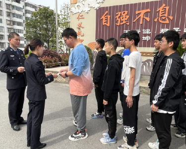 南漳县公安局：优质服务进校园  送证上门暖人心
