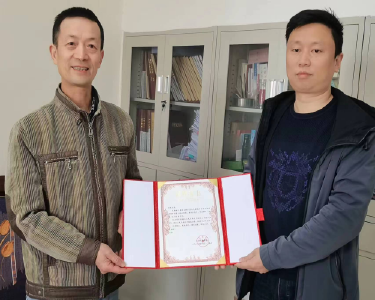 南漳县一退休干部向县档案馆捐赠父母个人档案
