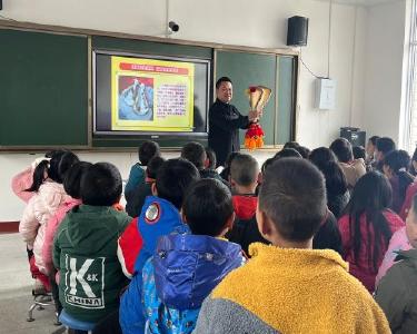 湖北铁道运输职业学院为板桥镇竹坪中心小学送思政课