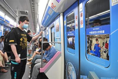 【热点关注】“科普列车”开进武汉地铁2号线