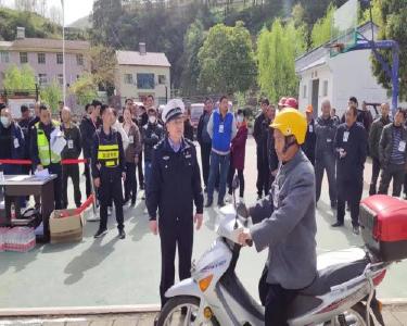 南漳：流动车管所送考下乡　群众家门口就能考驾照