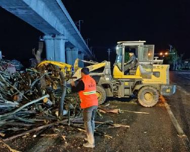 南漳公路养护工人连夜清障保畅通