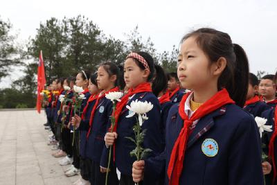 南漳：师生清明祭扫 缅怀革命先烈