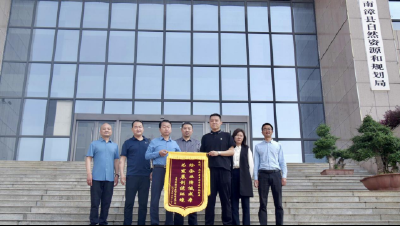 南漳：倾心服务暖人心 企业点赞送锦旗