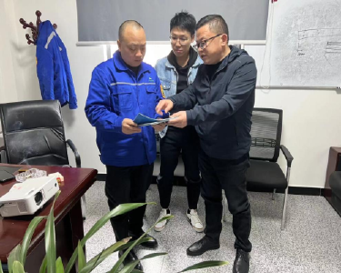 南漳县公共资源交易中心上门服务解难题