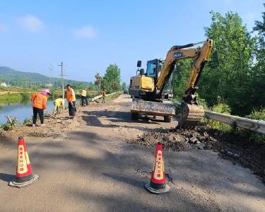 县农路中心常态化维护九岗线保畅通