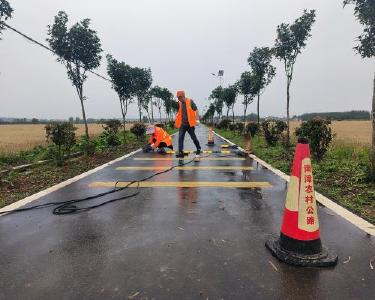 县农路中心：安装减速带　筑牢安全线