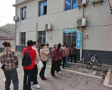 巡检镇让群众返乡度假和“两癌”筛查两不误