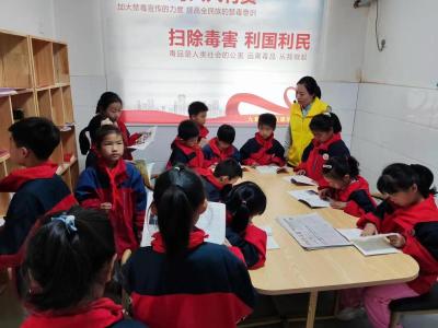 南漳:大手牵小手 禁毒手拉手