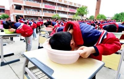 湖北南漳：“一盆水闭气”演练 筑牢防溺水安全屏障