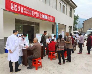 县中医医院义诊活动走进小漳河村