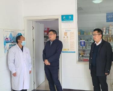 县领导调研基层医疗卫生队伍建设