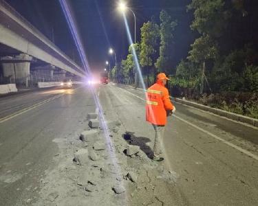 南漳公路人夜晚紧急除障保安全