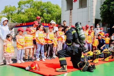 【热点关注】武汉800余组亲子家庭体验消防生活