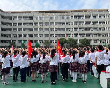 我县开展“学习二十大　争做好队员”2023年示范性入队仪式