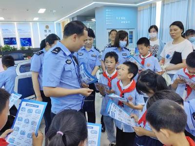 南漳：萌娃进警营，“警”彩过“六一”