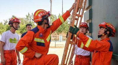 【热点关注】团唐山市委组织高校大学生与消防员开展技能大比武