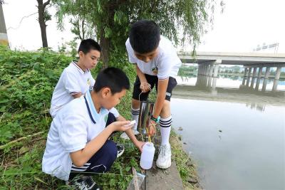 【热点关注】向“水中PM2.5”说不 小学生为武汉湖泊“把脉问诊”