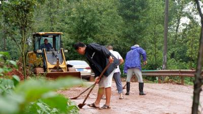 湖北南漳：暴雨突袭 400多名党员干部投身救灾一线