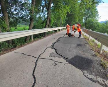 县公路中心开展251省道路域环境专项整治