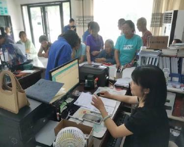 李庙镇“一站式”换卡暖人心