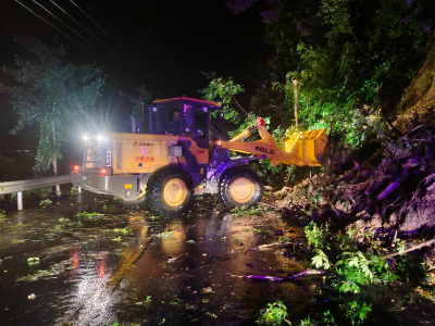 暴雨来袭，县公路部门连夜抢险保畅