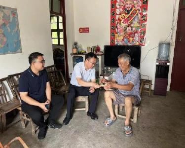 肖堰镇组织开展走访慰问红色屋场长活动
