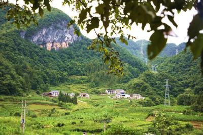 【热点关注】行摄鹤峰乡村：悬崖下的村庄