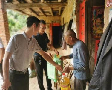 县公共资源交易中心开展“七一”走访慰问活动