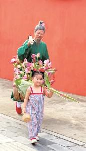 【热点关注】推广汉服 宣传长沙 78岁京剧演员“穿汉服送荷花”走红