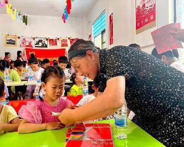 水镜庄社区开展“润童心、传非遗”剪纸活动