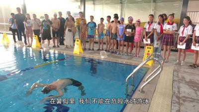 湖北南漳：防溺水教育“搬”进游泳馆