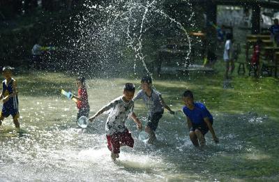 南漳：泼水大作战   火爆乡村旅游
