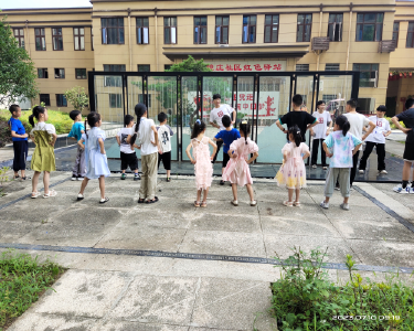 水镜庄社区开展“关爱儿童、陪伴成长”暑期趣味课堂志愿服务活动