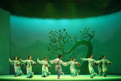 襄阳花鼓戏《水镜先生》首演成功，罗琼玖罗兴斌观演并祝贺