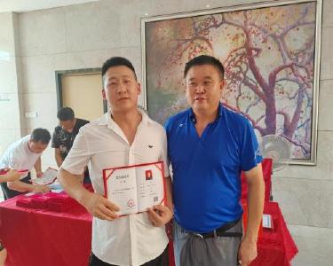 我县首次颁发“楚大厨”等级证书