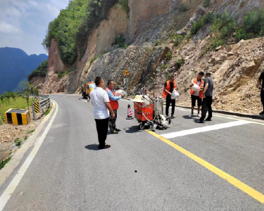 县公路中心为一线养护工人送清凉