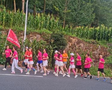 薛坪荆山快乐跑团“跑步”迎“八一”