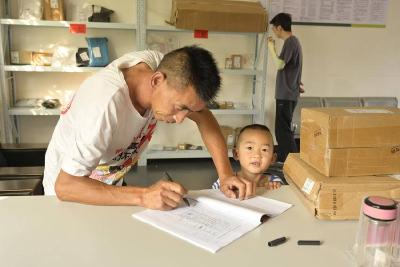 南漳：“爱心快递超市”解民忧