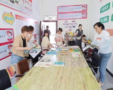陕西省热心教师千里赠画助力共同缔造